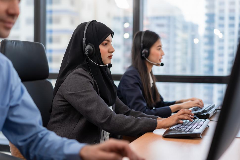 امرأة مسلمة عربية تعمل في خدمة العملاء